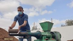 مهندسون زراعيون يحولون جفت الزيتون الى قوالب تستحدم في الطهي بديلاً عن الغاز المنزلي بتكلفة مالية أقل من خلال جهاز مصنع محلياً جنوب قطاع غزة

تصوير: حسن اصليح