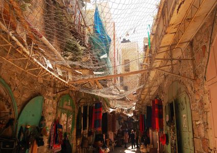 إغلاق أكثر من 512 محلاً تجارياً بالخليل بأمر عسكري من الاحتلال