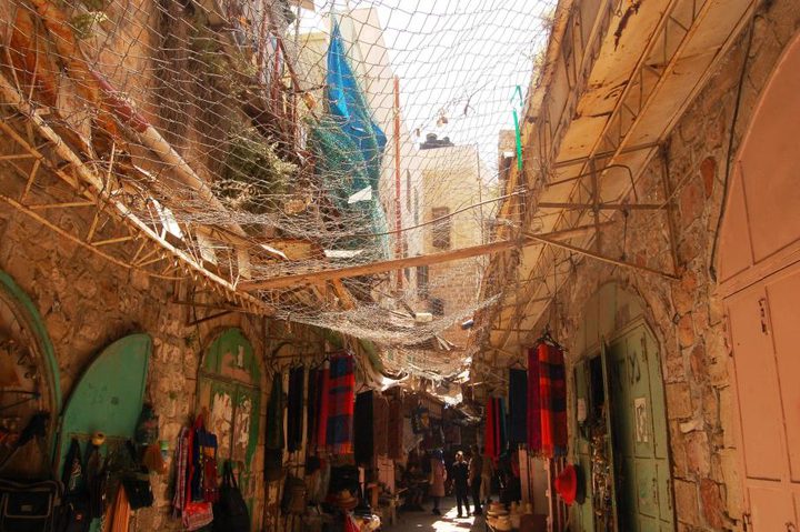 إغلاق أكثر من 512 محلاً تجارياً بالخليل بأمر عسكري من الاحتلال