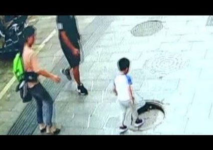 إنقاذ طفل سقط في بالوعة صرف صحي