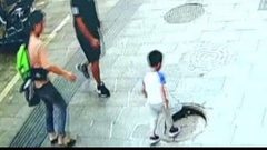 إنقاذ طفل سقط في بالوعة صرف صحي