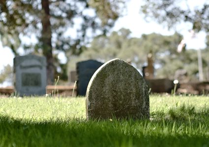 أمريكا.. طالبة مدرسة تزور المقبرة يوميا بسبب الانترنت