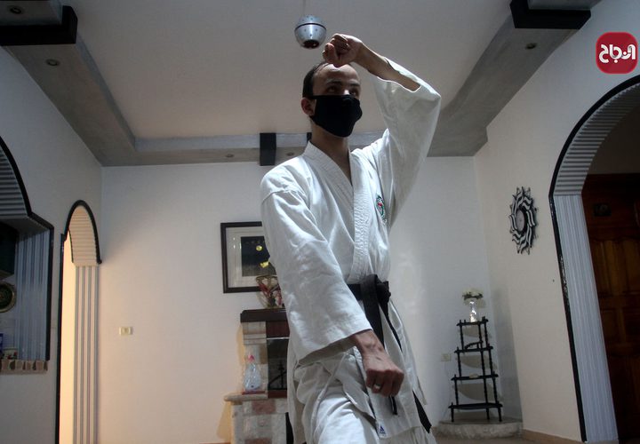 الكفيف مؤمن البيطار يدّرب الكاراتيه في منزله بعد قرار اغلاق الصالات الرياضية في غزة