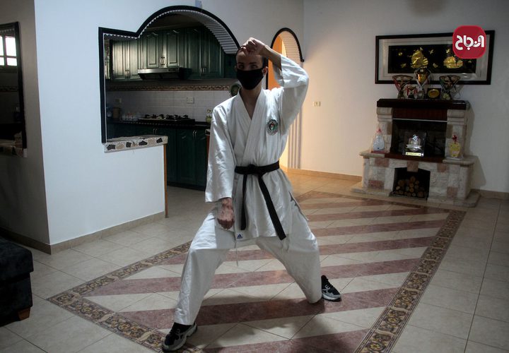 الكفيف مؤمن البيطار يدّرب الكاراتيه في منزله بعد قرار اغلاق الصالات الرياضية في غزة