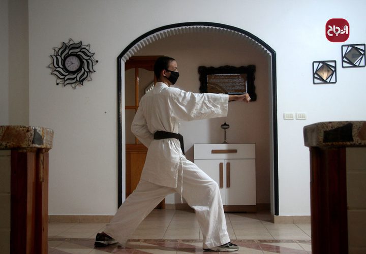 الكفيف مؤمن البيطار يدّرب الكاراتيه في منزله بعد قرار اغلاق الصالات الرياضية في غزة