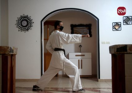 الكفيف مؤمن البيطار يدّرب الكاراتيه في منزله بغزه