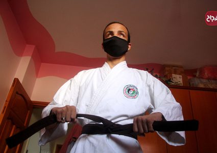 الكفيف مؤمن البيطار يدّرب الكاراتيه في منزله بغزه