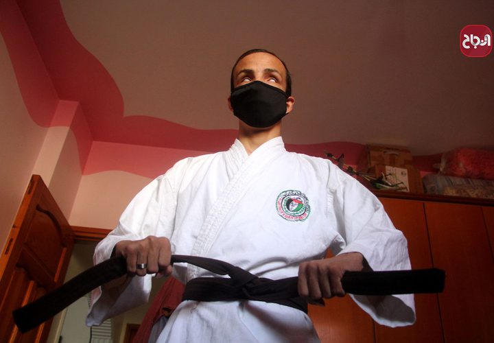 الكفيف مؤمن البيطار يدّرب الكاراتيه في منزله بعد قرار اغلاق الصالات الرياضية في غزة