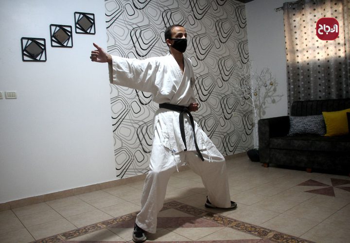 الكفيف مؤمن البيطار يدّرب الكاراتيه في منزله بعد قرار اغلاق الصالات الرياضية في غزة
