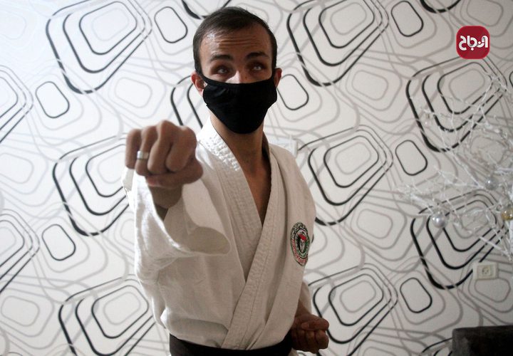 الكفيف مؤمن البيطار يدّرب الكاراتيه في منزله بعد قرار اغلاق الصالات الرياضية في غزة