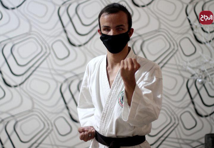 الكفيف مؤمن البيطار يدّرب الكاراتيه في منزله بعد قرار اغلاق الصالات الرياضية في غزة