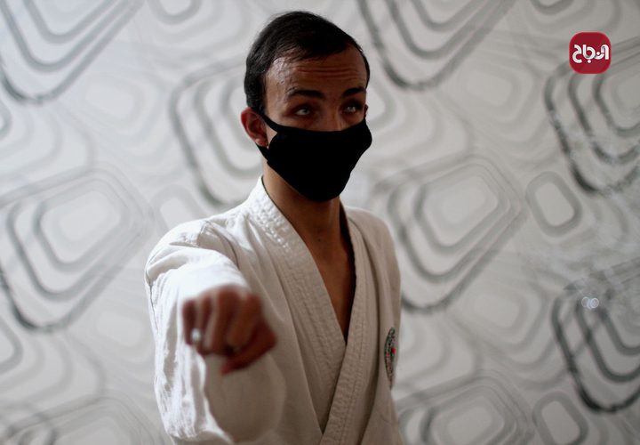 الكفيف مؤمن البيطار يدّرب الكاراتيه في منزله بعد قرار اغلاق الصالات الرياضية في غزة