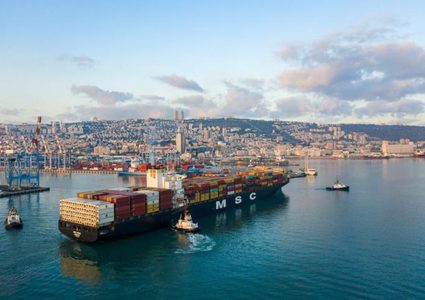 لأول مرة .. سفينة إماراتية ترسو في ميناء حيفا محملة بالبضائع