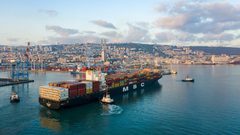 لأول مرة .. سفينة إماراتية ترسو في ميناء حيفا محملة بالبضائع