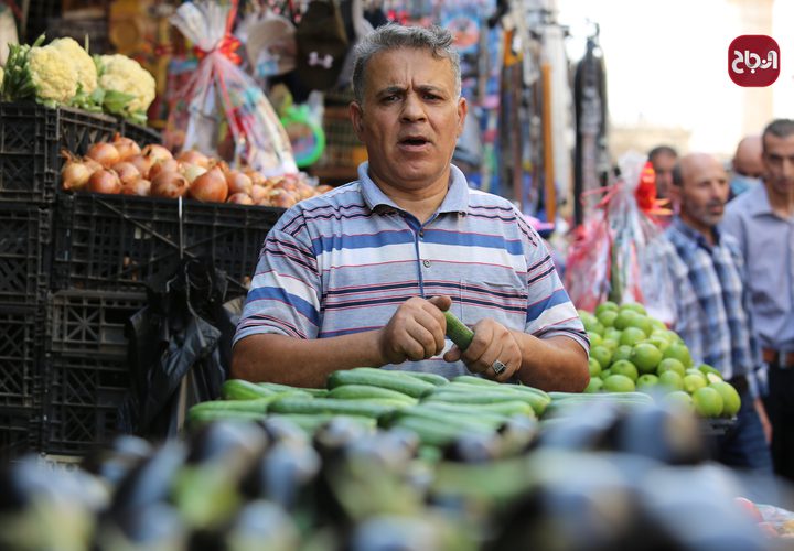 أجواء الحياة في أسواق مدينة نابلس، حيث البهجة والسرور والنشاط وانخراط المواطنين في أعمالهم.