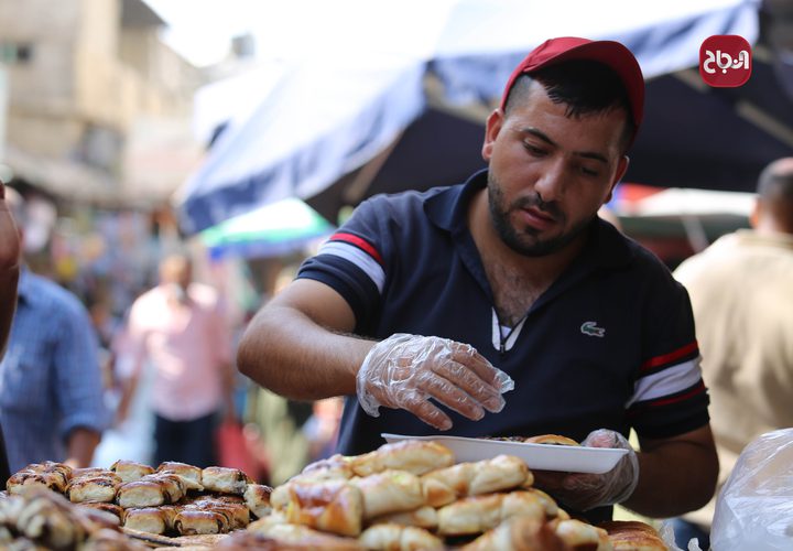 أجواء الحياة في أسواق مدينة نابلس، حيث البهجة والسرور والنشاط وانخراط المواطنين في أعمالهم.