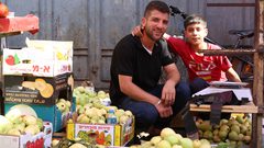 أجواء الحياة في أسواق مدينة نابلس، حيث البهجة والسرور والنشاط وانخراط المواطنين في أعمالهم.