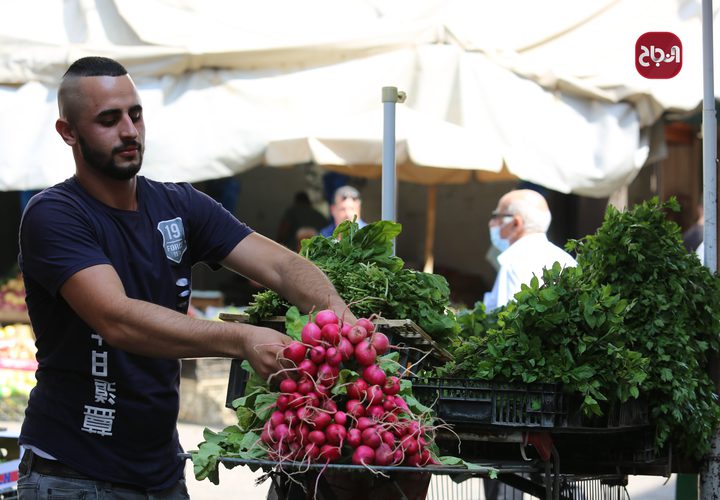 أجواء الحياة في أسواق مدينة نابلس، حيث البهجة والسرور والنشاط وانخراط المواطنين في أعمالهم.