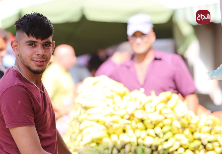 أجواء الحياة في أسواق مدينة نابلس، حيث البهجة والسرور والنشاط وانخراط المواطنين في أعمالهم.