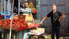 أجواء الحياة في أسواق مدينة نابلس، حيث البهجة والسرور والنشاط وانخراط المواطنين في أعمالهم.