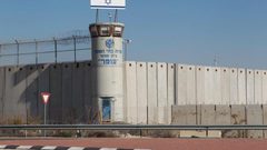 أكثر من 30 أسيرا يشرعون بإضراب مفتوح عن الطعام