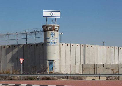 أكثر من 30 أسيرا يشرعون بإضراب مفتوح عن الطعام