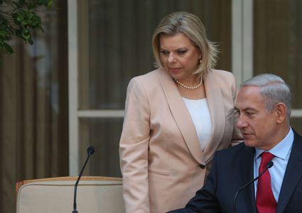 نتنياهو ينفي تخصيص سيارة مصفحة لزوجته سارة