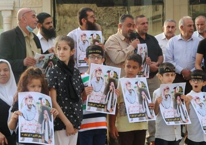 الضفة: اعتصامات تضامنية اسنادًا للأسير ماهر الأخرس