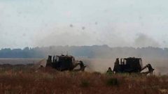 آليات الاحتلال تجرّف أراضٍ زراعية شرق خان يونس