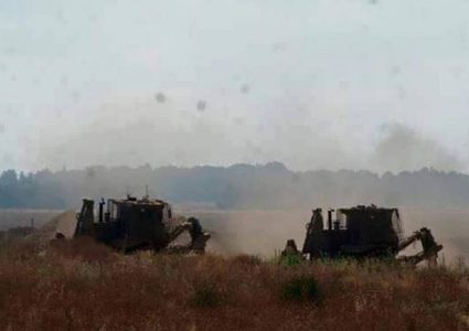 آليات الاحتلال تجرّف أراضٍ زراعية شرق خان يونس