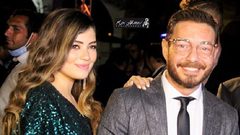 أحمد زاهر ينفعل على معجبين حاولوا التقاط صورة مع ابنته