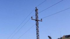 مستوطنون يقطعون اعمدة كهرباء جنوب نابلس