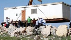 قوات الاحتلال تزيل بؤرة استيطانية شرق نابلس