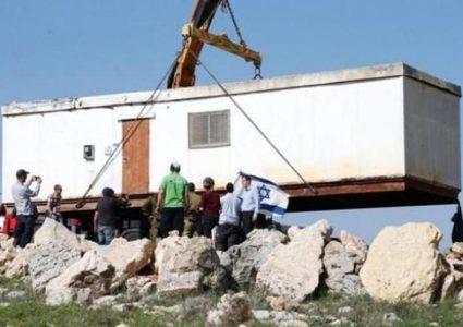 قوات الاحتلال تزيل بؤرة استيطانية شرق نابلس