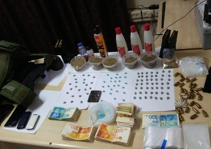 ضبط سلاح ومواد يشتبه انها مخدرة شرق نابلس