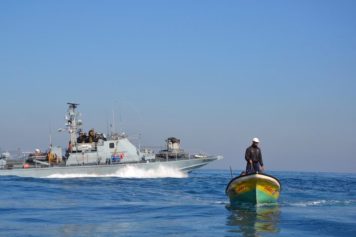 بحرية الاحتلال تستهدف مراكب الصيادين في عرض بحر غزة