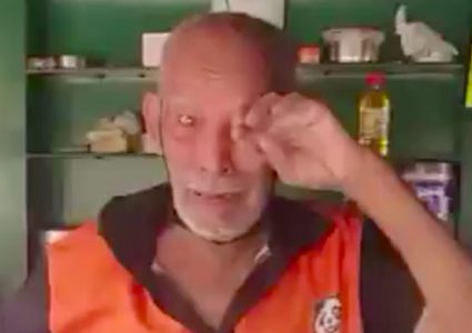 شاهد عجوز هندي يبكي بعد تأثر مطعمه بسبب كورونا