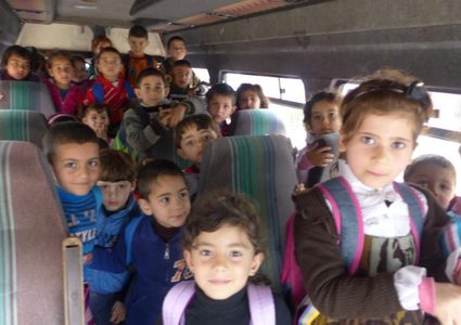 ضبط حافلة بحمولة زائدة بلغت 14 طفلاً بنابلس