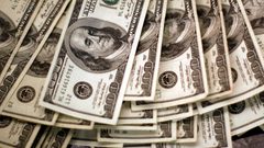 الدولار  يتمسك بمكاسبه مقابل معظم العملات