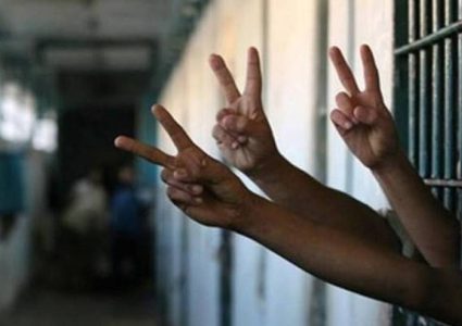 هيئة الأسرى: 60 أسيرا يشرعون بالاضراب المفتوح عن الطعام