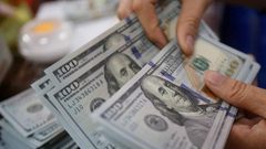 الدولار يتمسك بمكاسبه