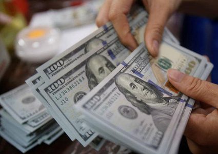 الدولار يتمسك بمكاسبه
