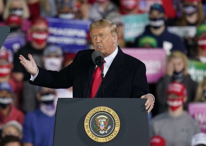 بسبب بايدن...ترامب يهاجم "فيسبوك" و"تويتر"