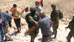 الاحتلال يعتدي على المشاركين في فعالية ضد الاستيطان بمسافر يطا