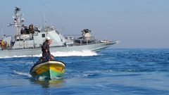 زوارق الاحتلال تهاجم مراكب الصيادين قبالة بحر غزة