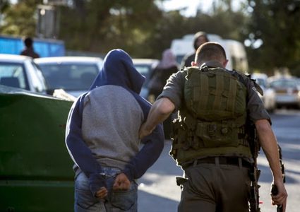الاحتلال يعتقل ثلاثة مواطنين بينهم شقيقان جنوب الخليل