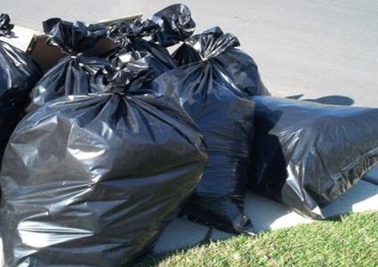 أميركية تلقي رضيعيها في القمامة بعد ولادتهم مباشرة !