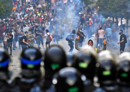 مواجهات بين المحتجين والقوى الأمنية في محيط بلدية بيروت