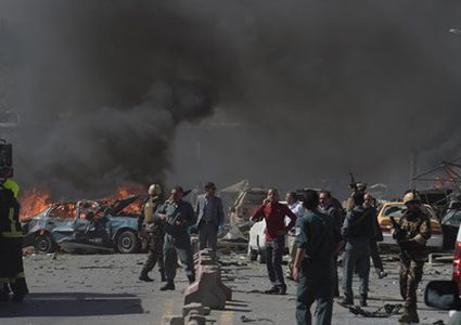 12 قتيلا وأكثر من 100 جريح إثر انفجار وسط أفغانستان