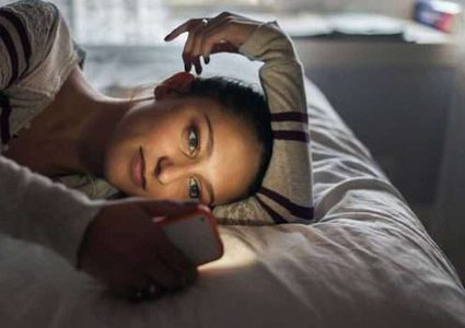 ما هو سر الإدمان على تمرير شاشات الهواتف الذكية ؟